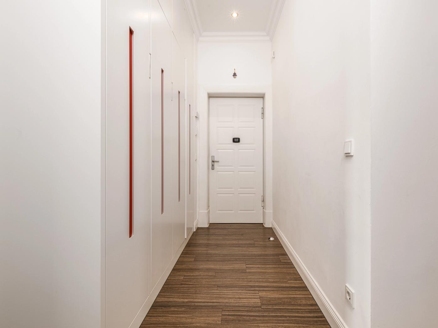 Eingangsbereich mit großem Tischler-Einbauschrank Eingangsbereich mit großem Tischler-Einbauschrank