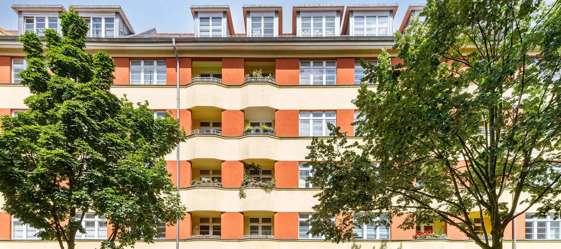 Zentrale Altbauwohnung mit gehobener Ausstattung & großem Grundriss zwischen Preußenpark und Olivaer Platz