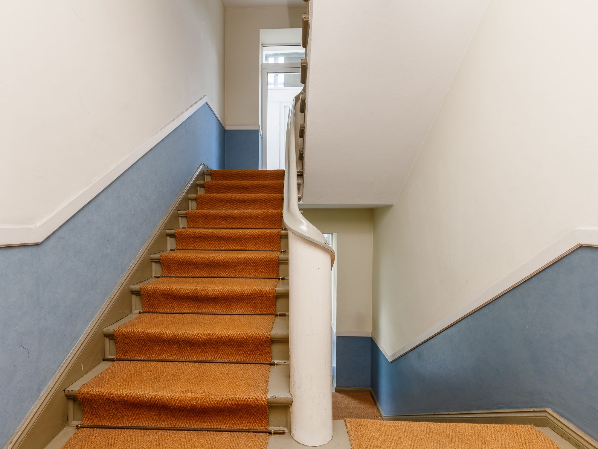 Gepflegter Treppenaufgang mit Sisal-Teppich 