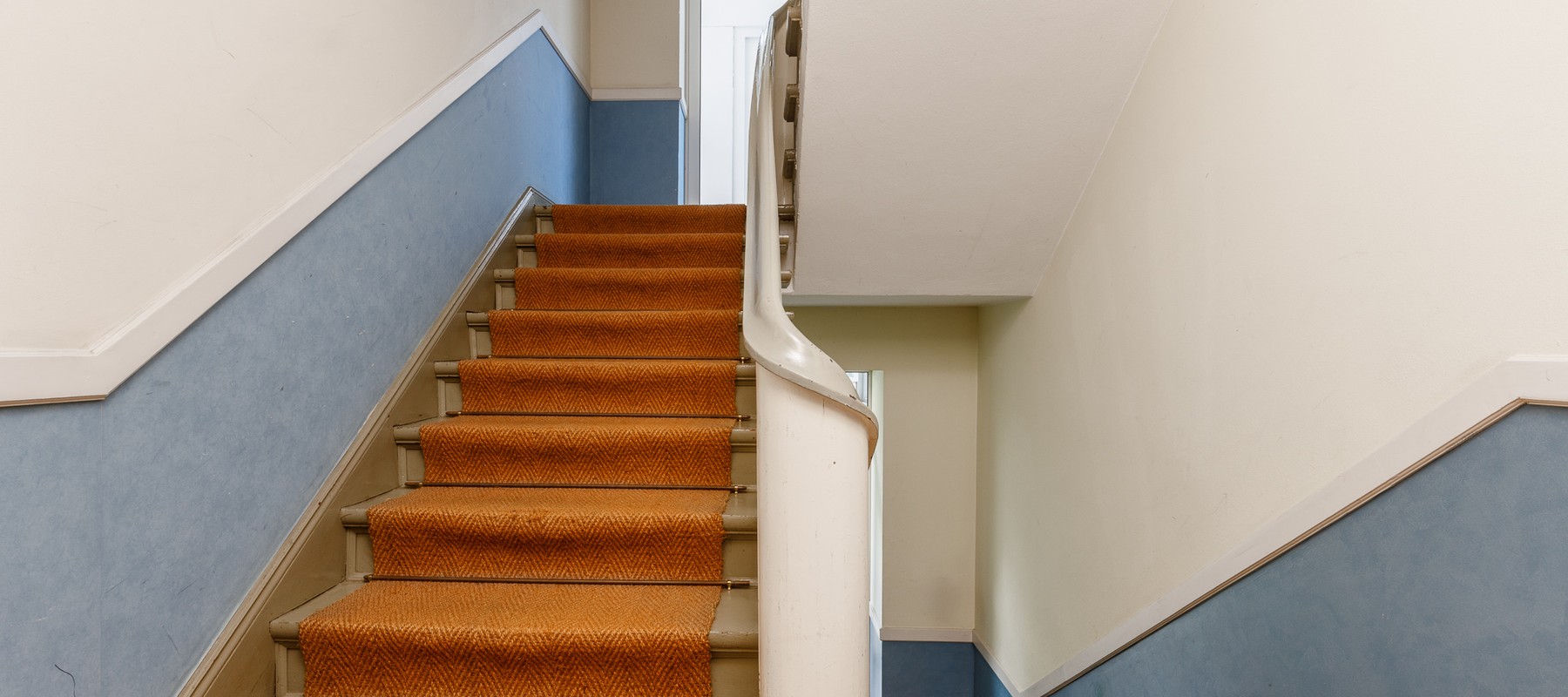 Gepflegter Treppenaufgang mit Sisal-Teppich Gepflegter Treppenaufgang mit Sisal-Teppich