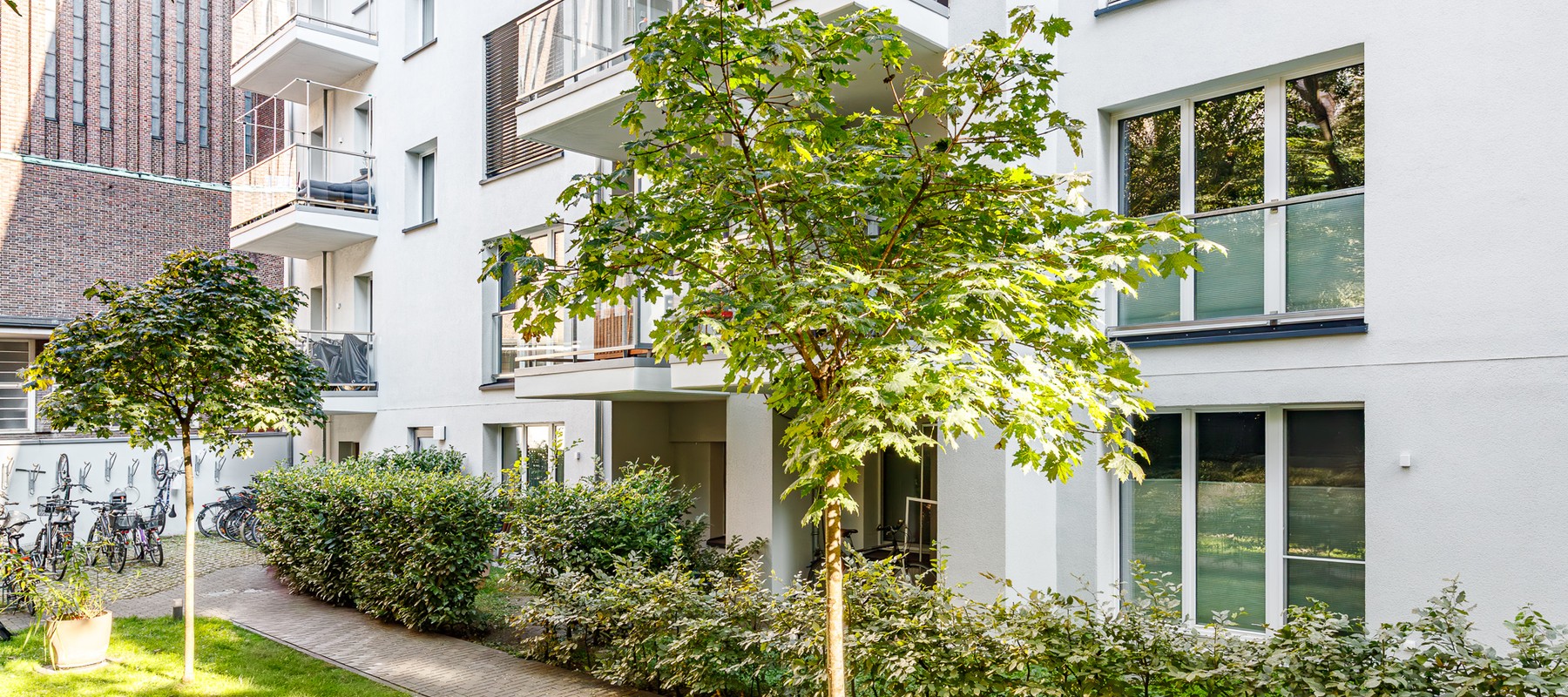 Begrünter Innenhof mit Fahrradabstellplätzen Begrünter Innenhof mit Fahrradabstellplätzen
