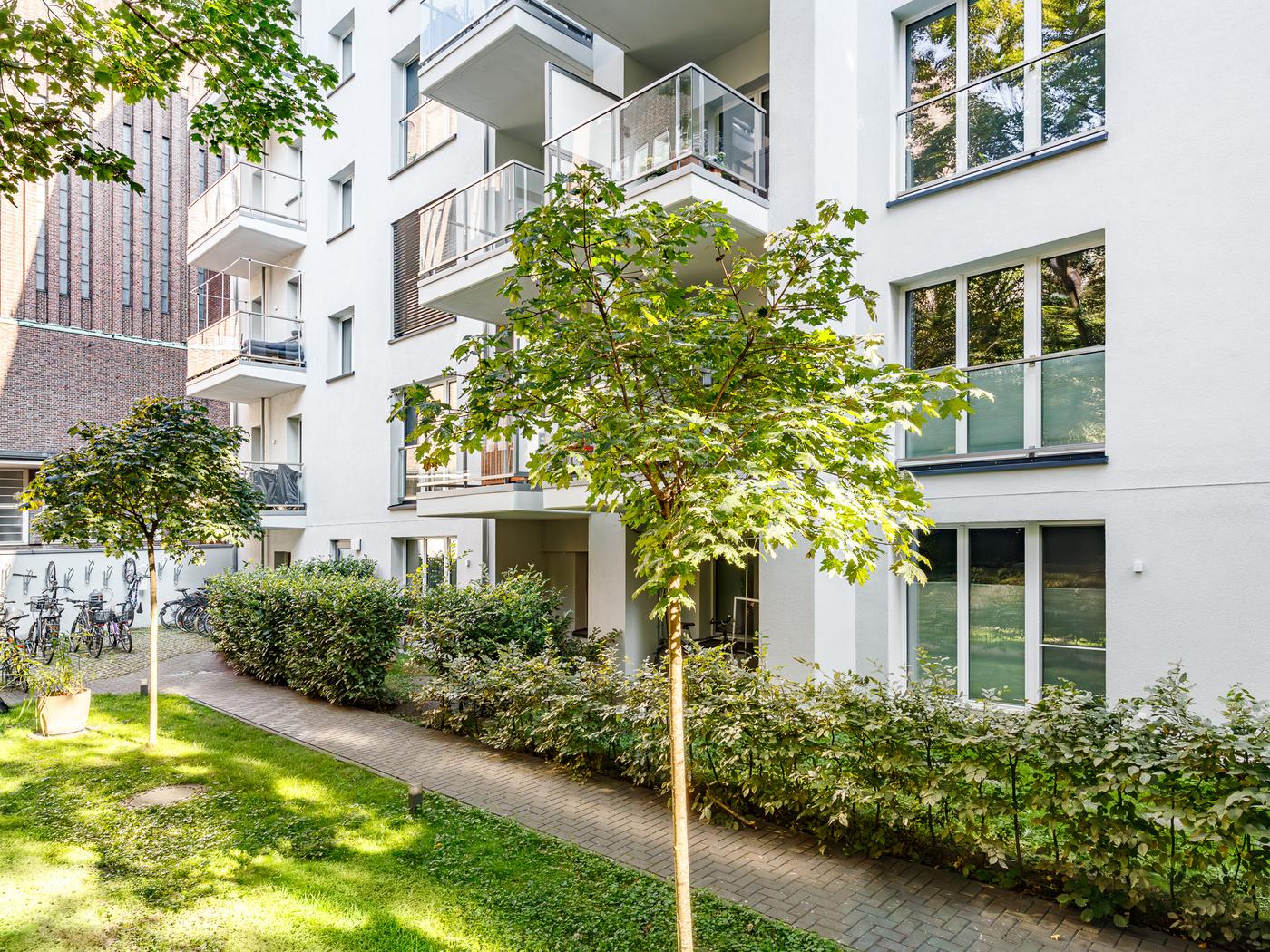 Begrünter Innenhof mit Fahrradabstellplätzen Begrünter Innenhof mit Fahrradabstellplätzen