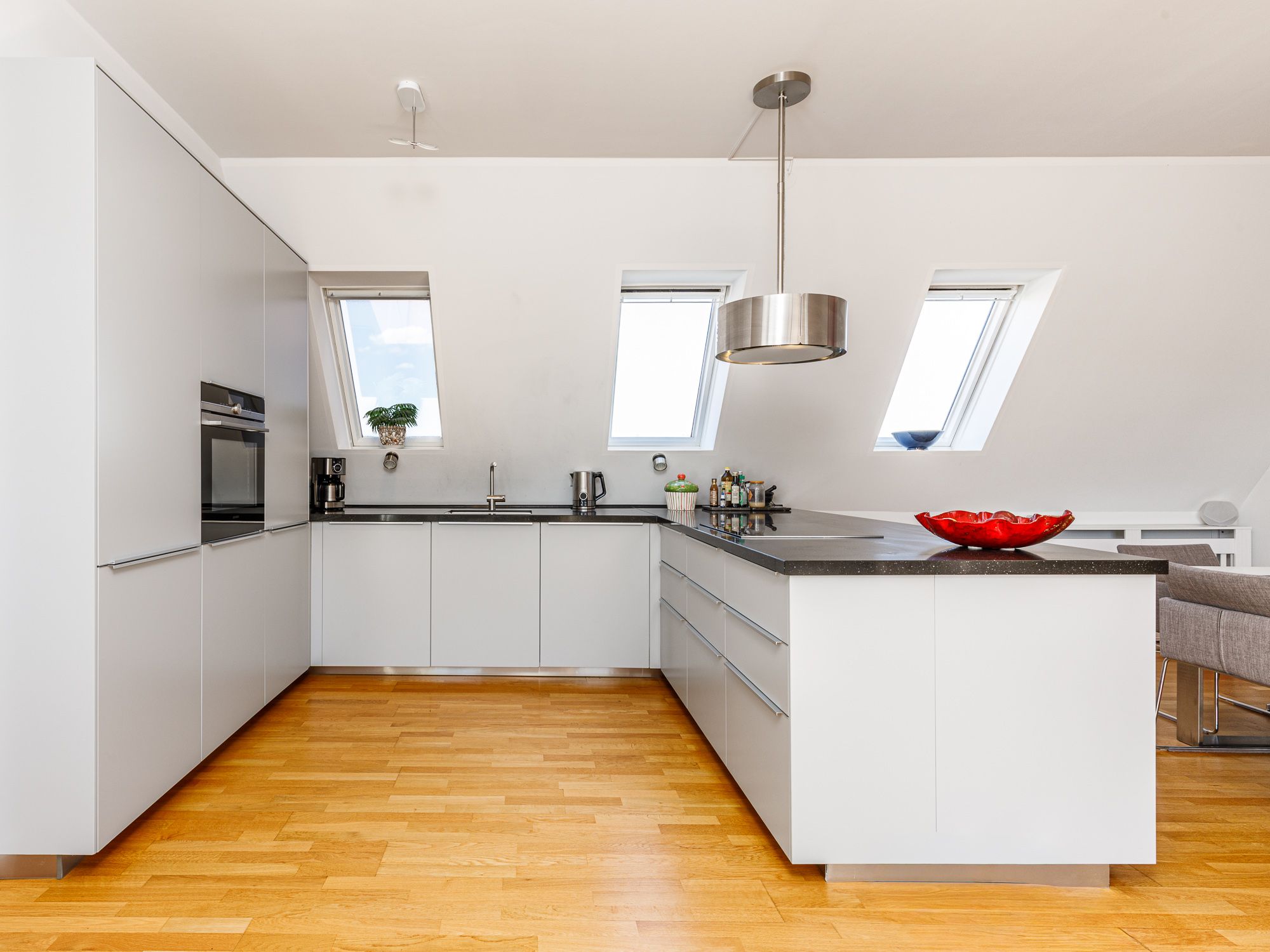 Moderne Einbauküche mit Vollausstattung 