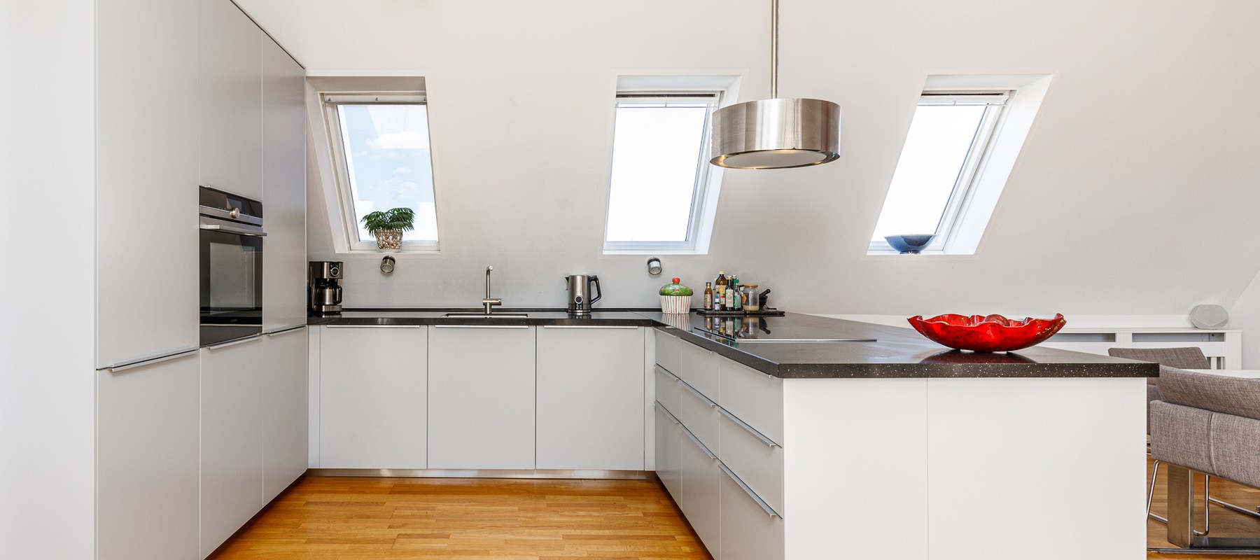 Moderne Einbauküche mit Vollausstattung Moderne Einbauküche mit Vollausstattung