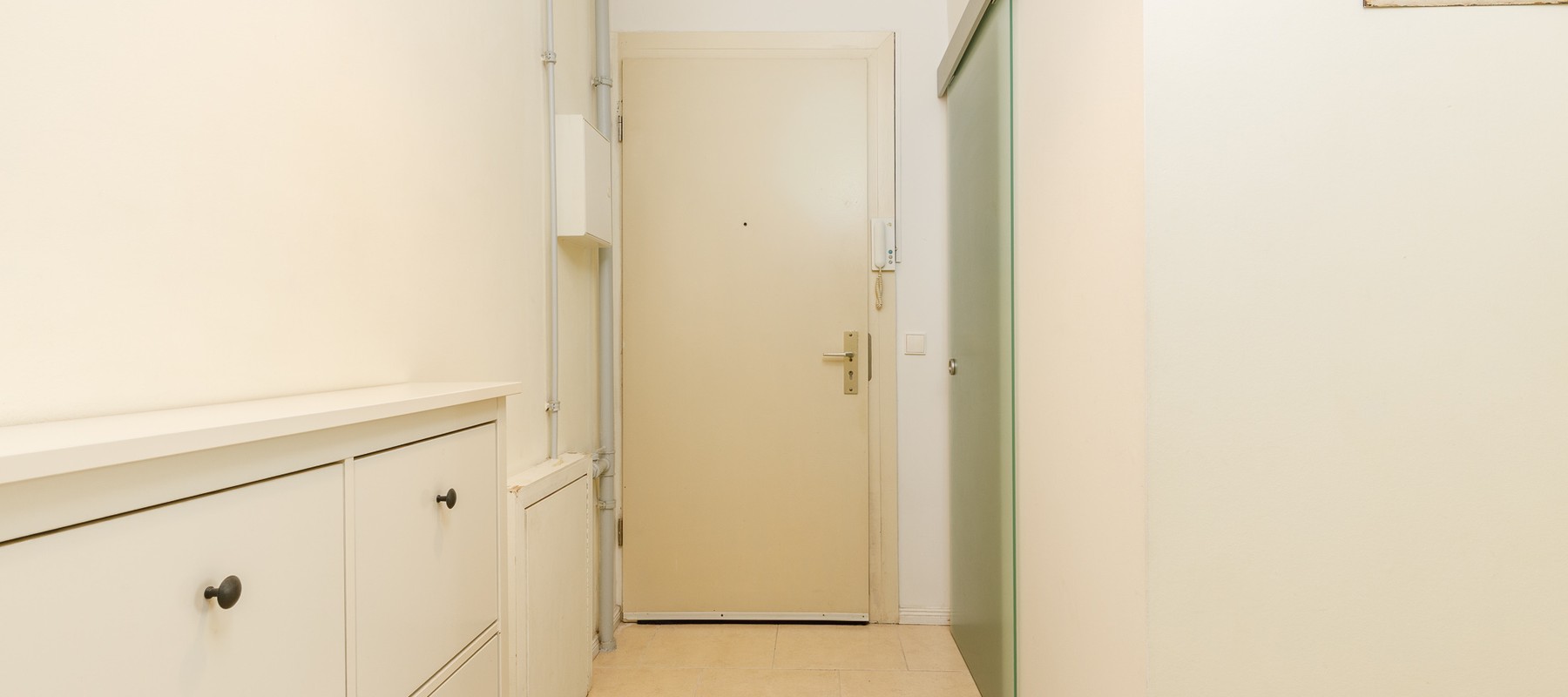 Entrance area with intercom Entrance area with intercom