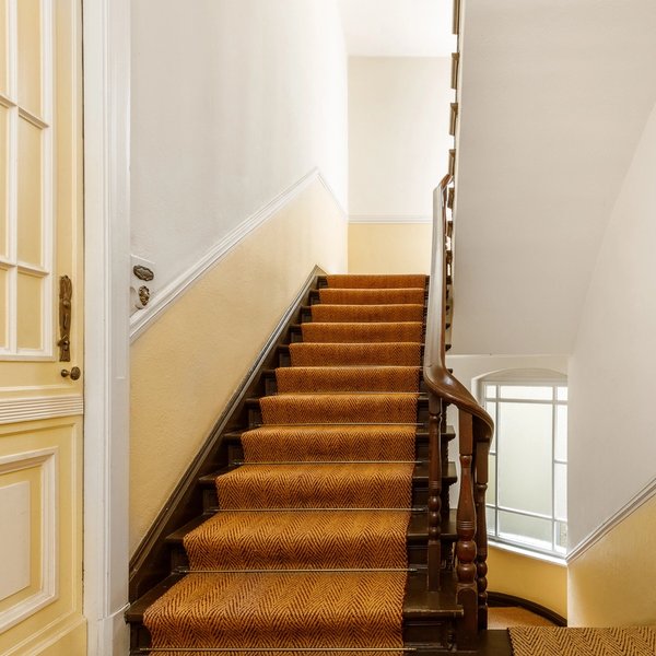 Treppenhaus Holztreppe Läufer Altbaudetail