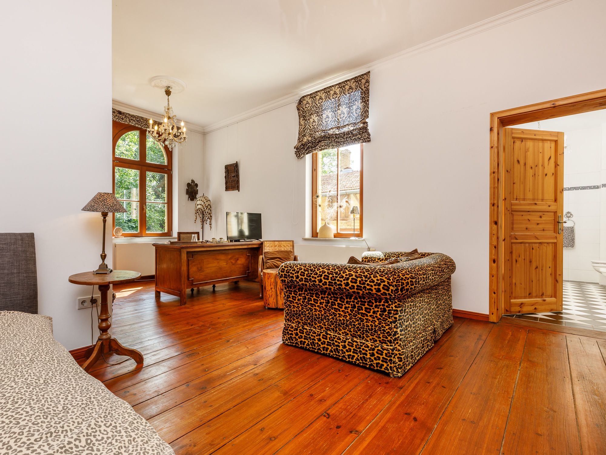 Großzügiges Schlafzimmer mit en suite Vollbad und komfortabler Raumaufteilung