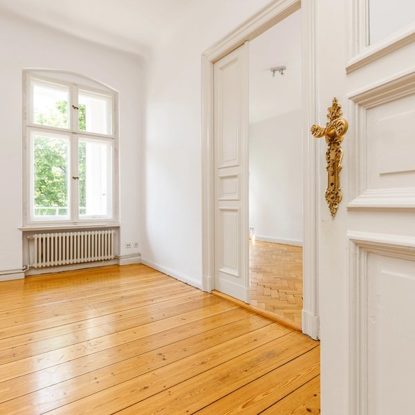 Altbaudetail Türbeschlag Dielenboden Fenster