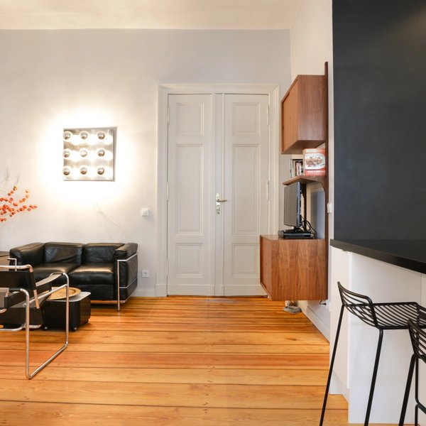 Wohnbereich Ledersofa Parkett Flügeltüren