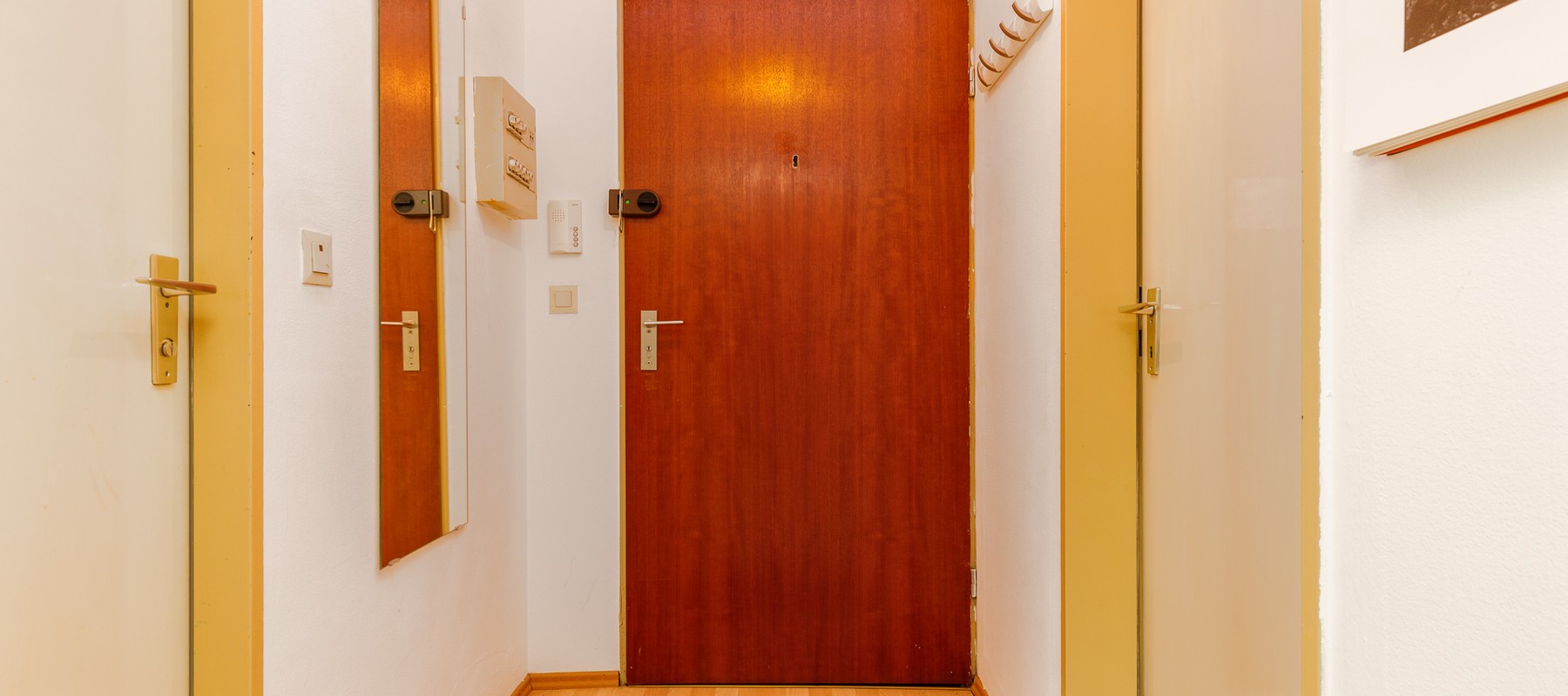 Eingangsbereich mit Sicherheitstür Eingangsbereich mit Sicherheitstür