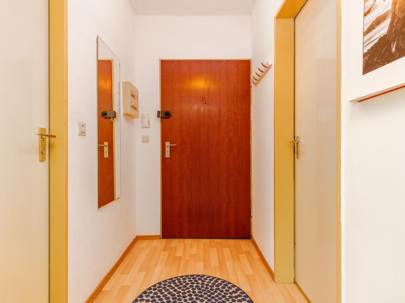 Eingangsbereich mit Sicherheitstür Eingangsbereich mit Sicherheitstür