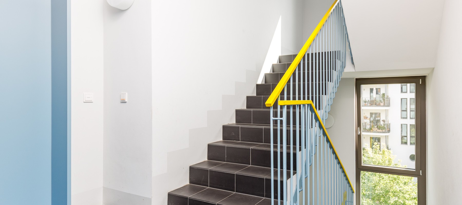 Stilvolles Treppenhaus mit Fliesen Stilvolles Treppenhaus mit Fliesen