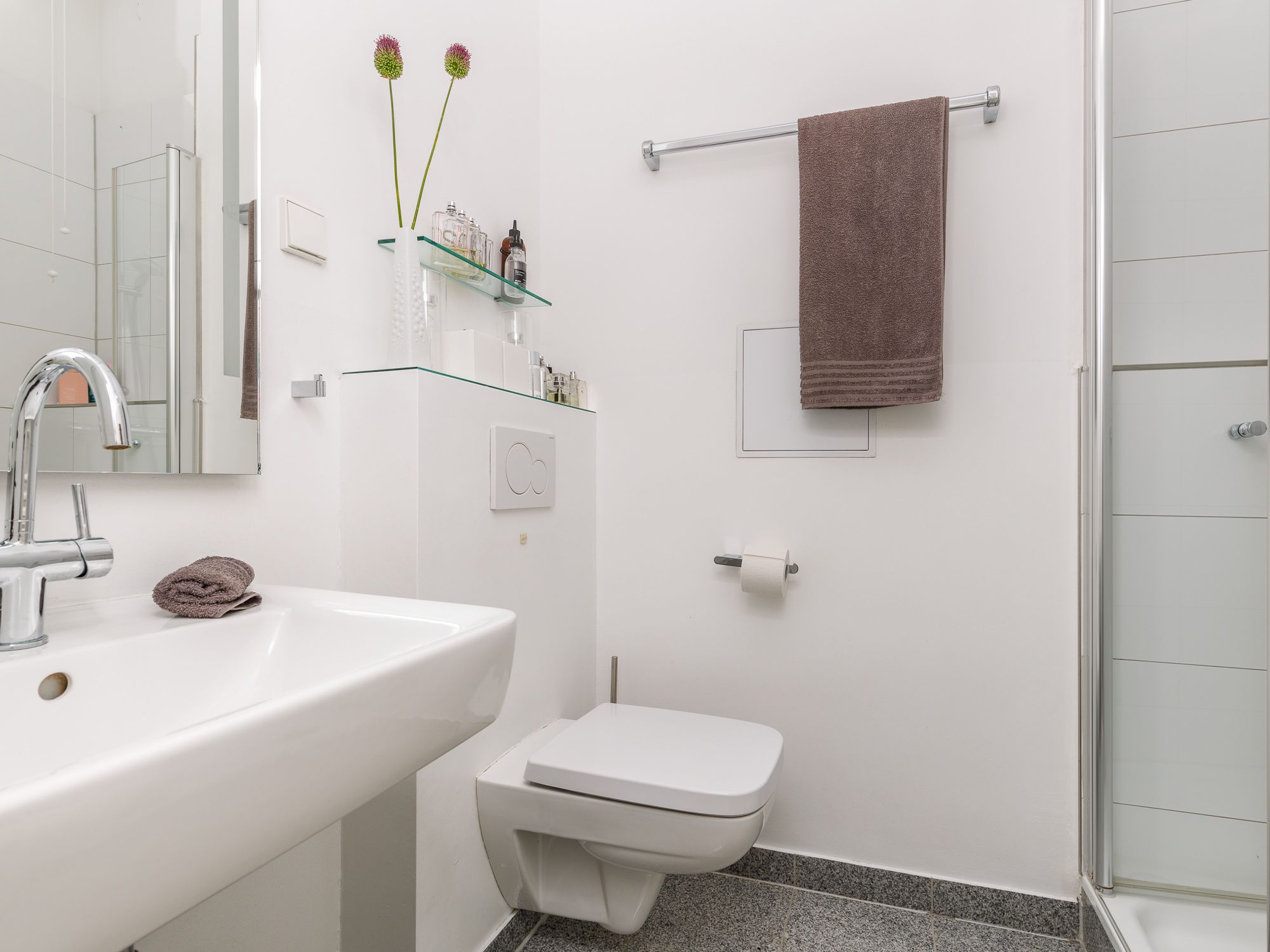 Tagesbelichtetes Duschbad mit walk-in Rainshower 