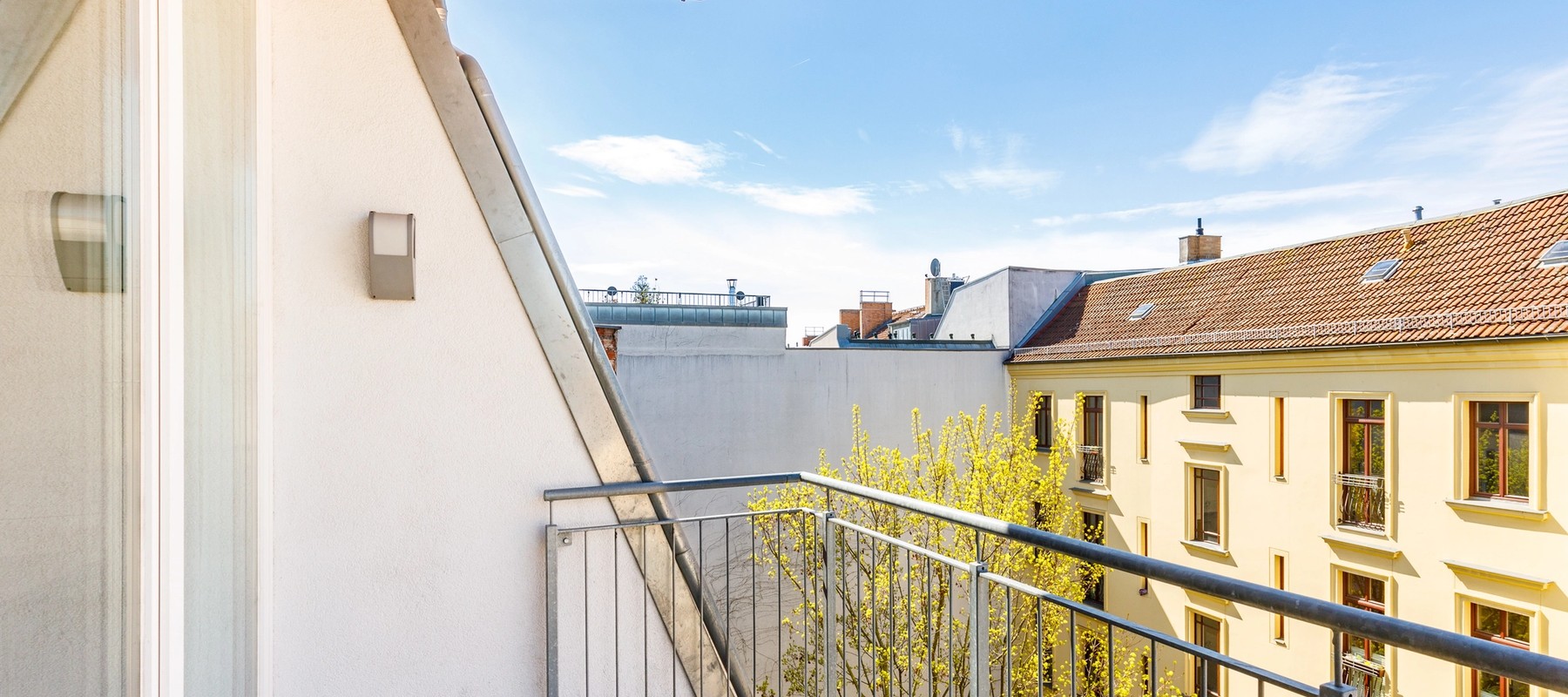 Große Terrasse mit Süd-Ausrichtung Große Terrasse mit Süd-Ausrichtung
