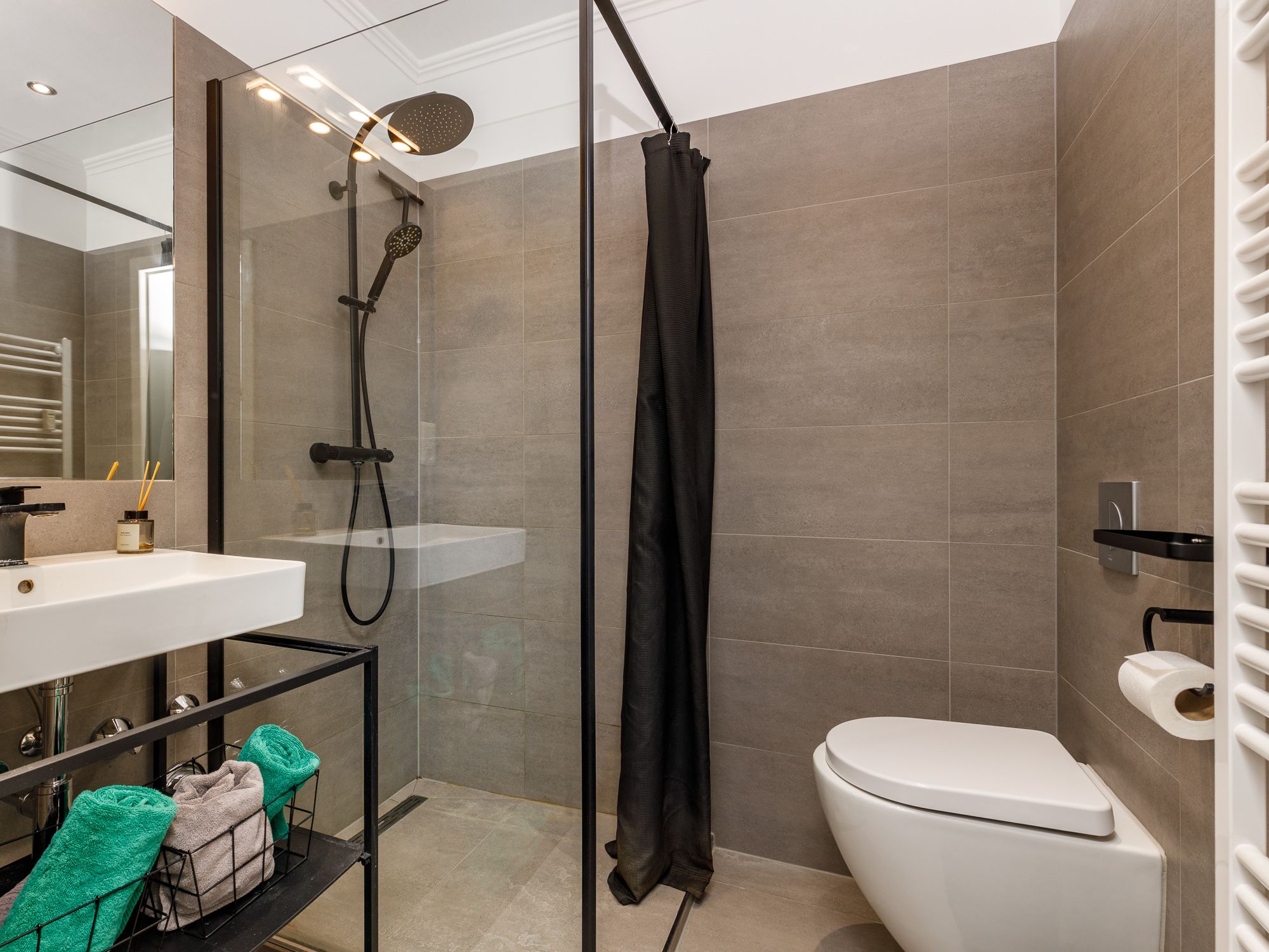 Innenliegendes Bad mit Regendusche 