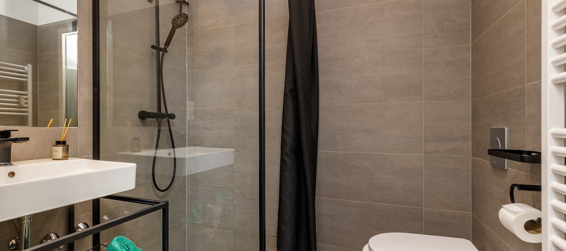 Innenliegendes Bad mit Regendusche Innenliegendes Bad mit Regendusche