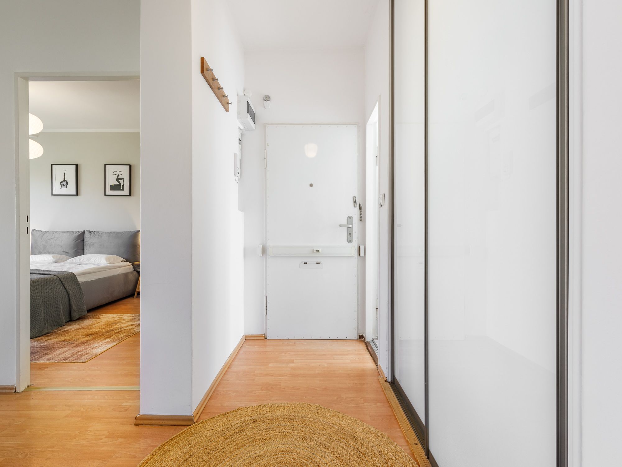 Eingangsbereich mit Sicherheitstür 