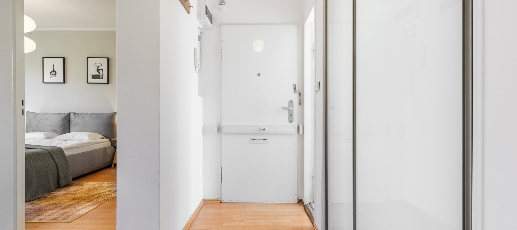 Eingangsbereich mit Sicherheitstür Eingangsbereich mit Sicherheitstür