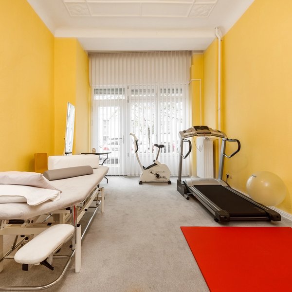 Therapieraum Fitnessgeräte Fenster Tageslicht