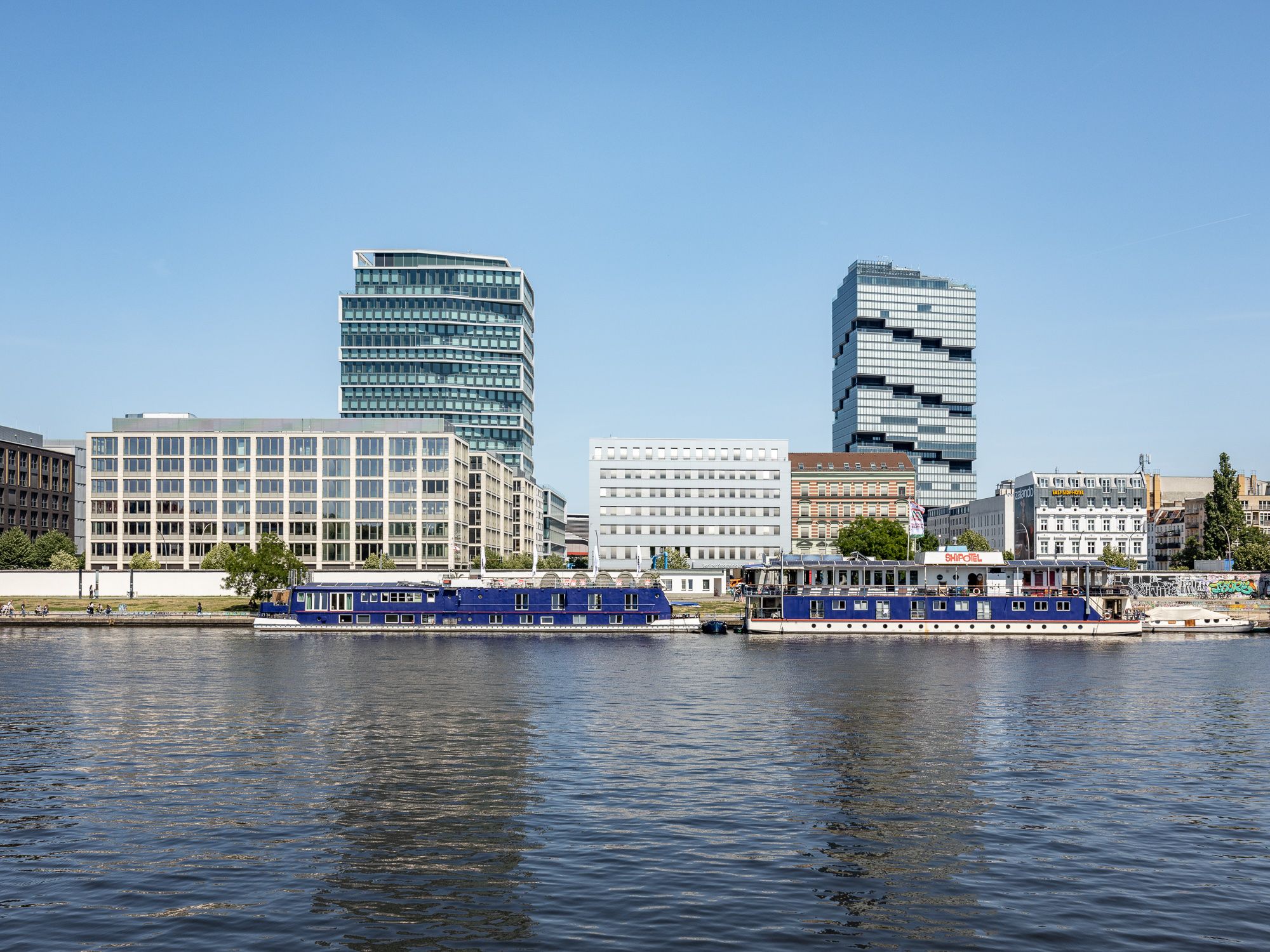 Ausblick vom Spree-Ufer in Richtung Friedrichshain 