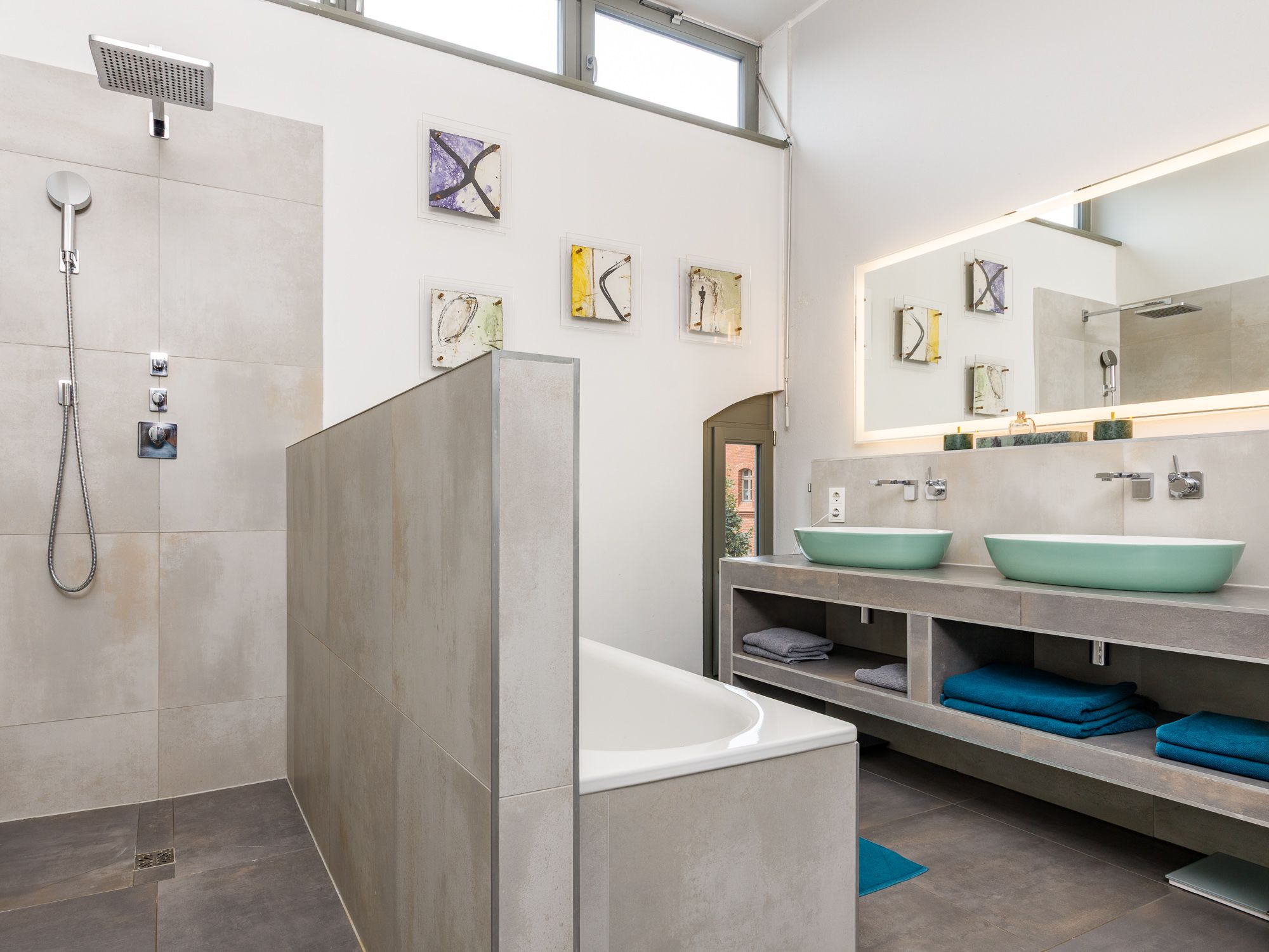 Tagesbelichtetes Vollbad mit Dusche und Wanne 