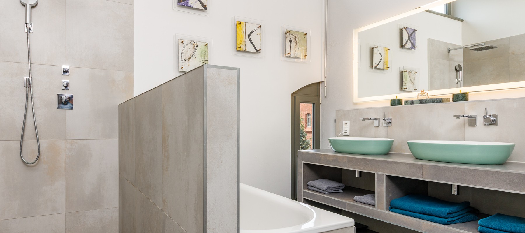 Tagesbelichtetes Vollbad mit Dusche und Wanne Tagesbelichtetes Vollbad mit Dusche und Wanne