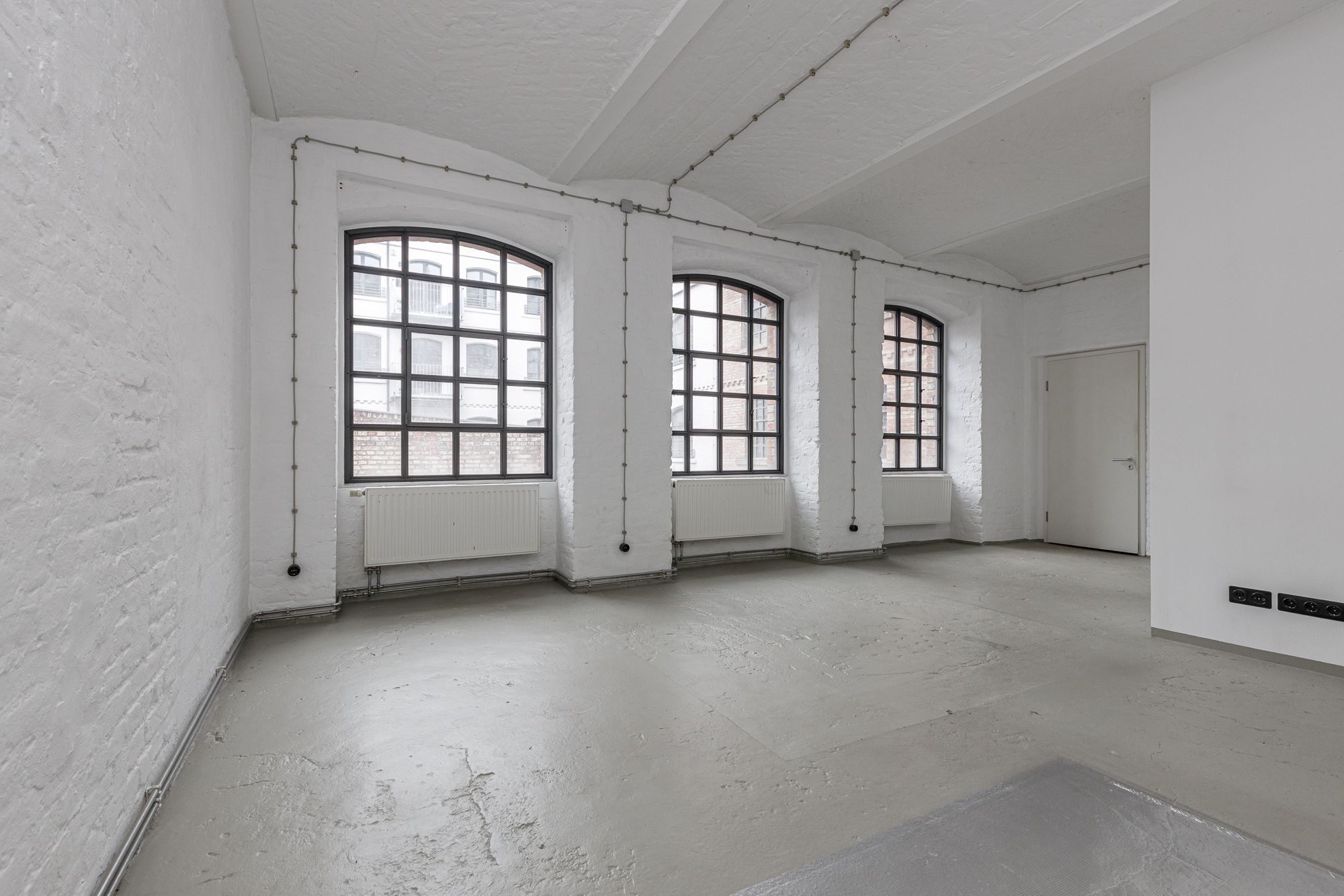 Arbeitsbereich mit weißer Backsteinwand 