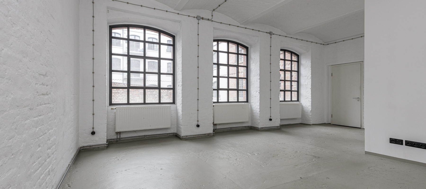 Arbeitsbereich mit weißer Backsteinwand Arbeitsbereich mit weißer Backsteinwand