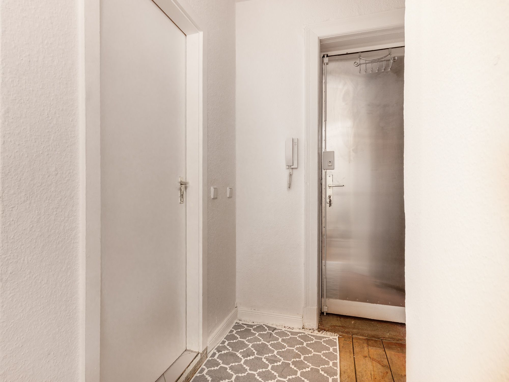 Eingangsbereich mit Sicherheitstür 