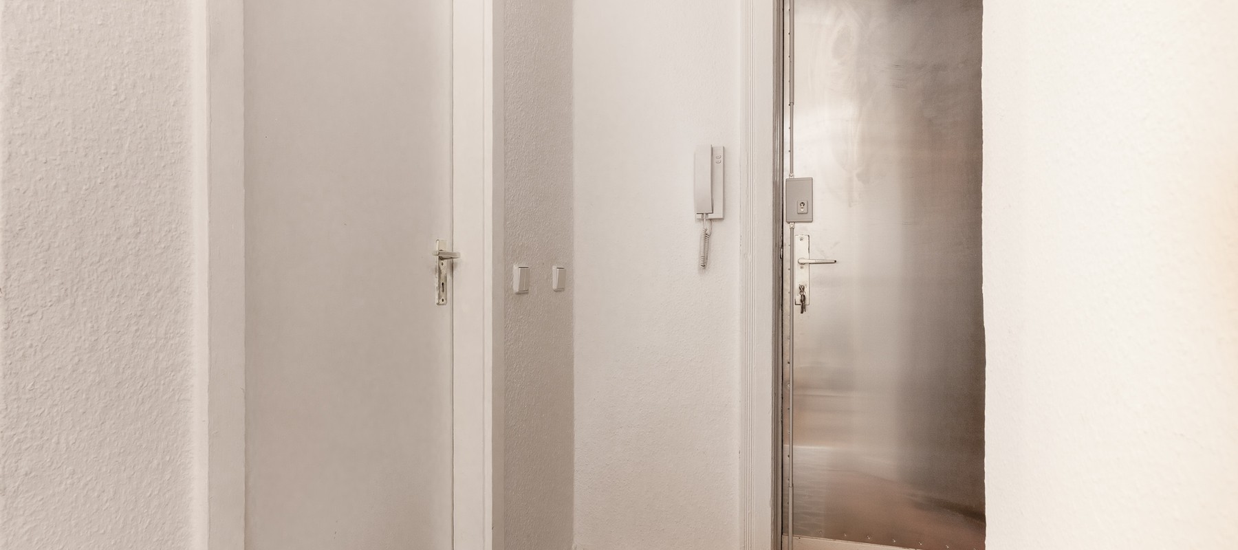 Eingangsbereich mit Sicherheitstür Eingangsbereich mit Sicherheitstür