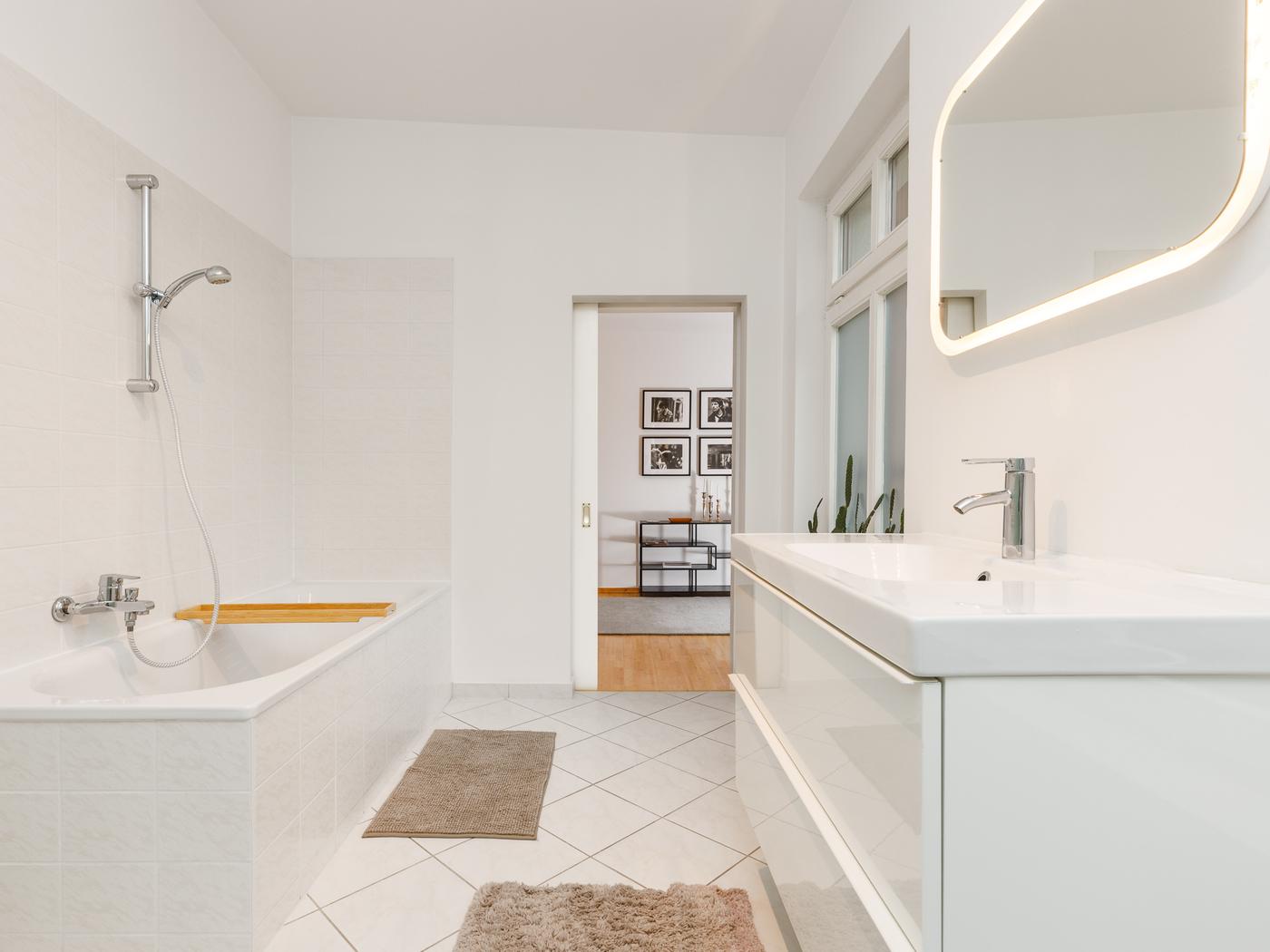 Tagesbelichtetes Bad mit Wanne und Dusche Tagesbelichtetes Bad mit Wanne und Dusche