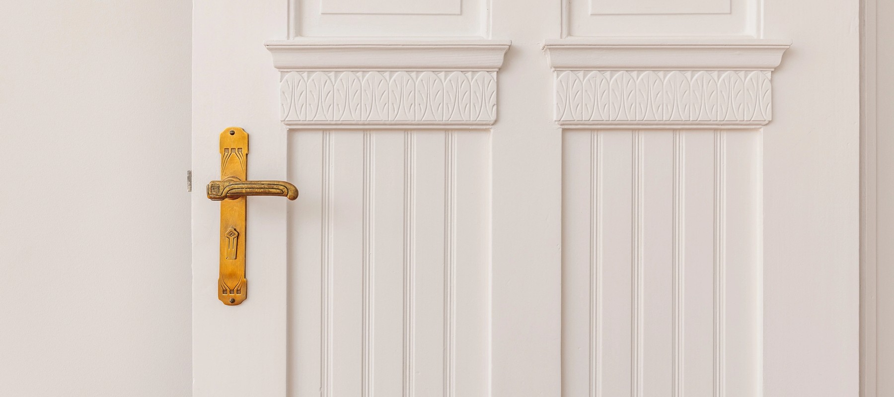 Altbautypische Türen mit kunstvollen Beschlägen Altbautypische Türen mit kunstvollen Beschlägen