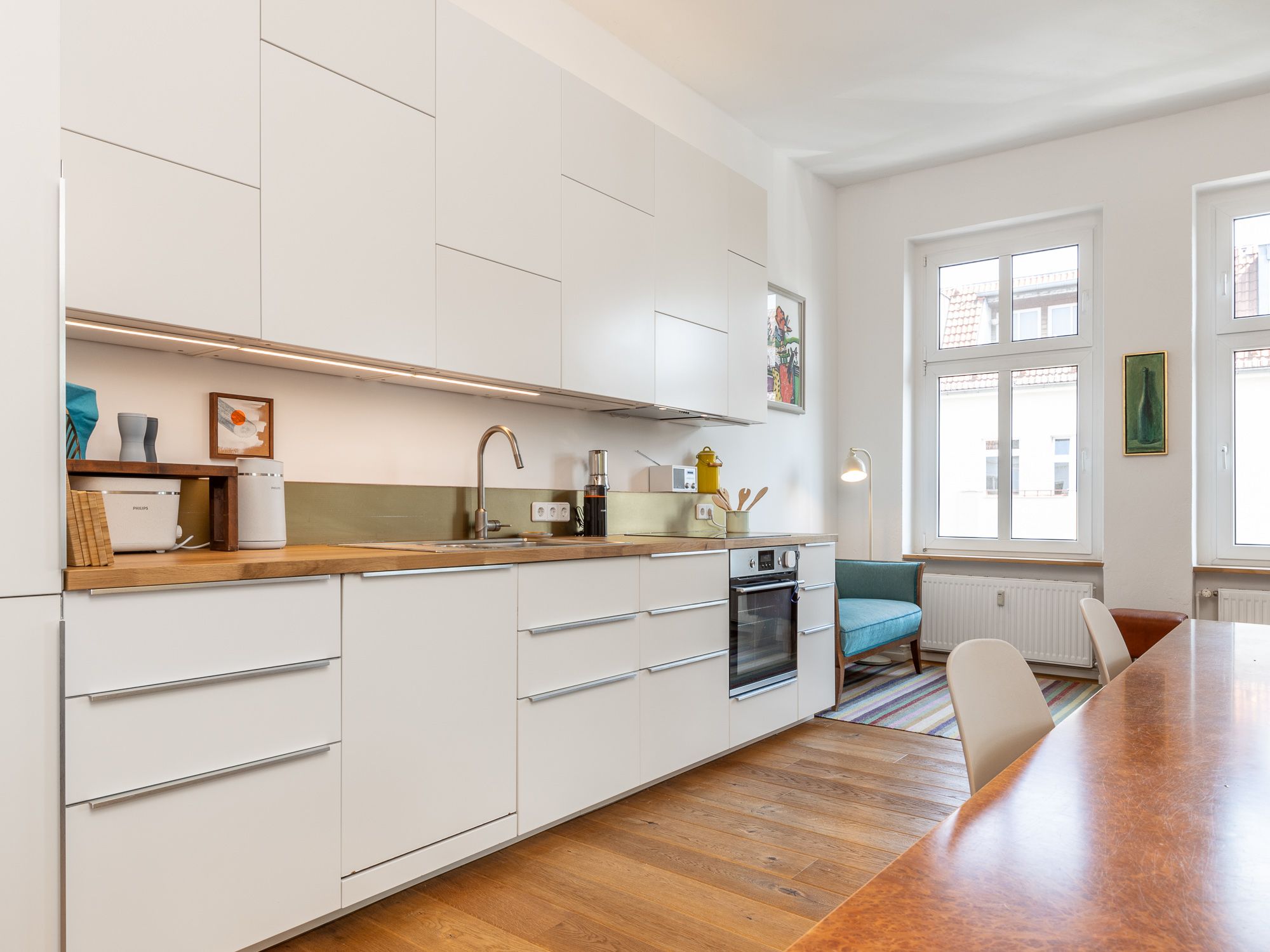 Moderne Einbauküche mit Herd, Spüle und Oberschränken