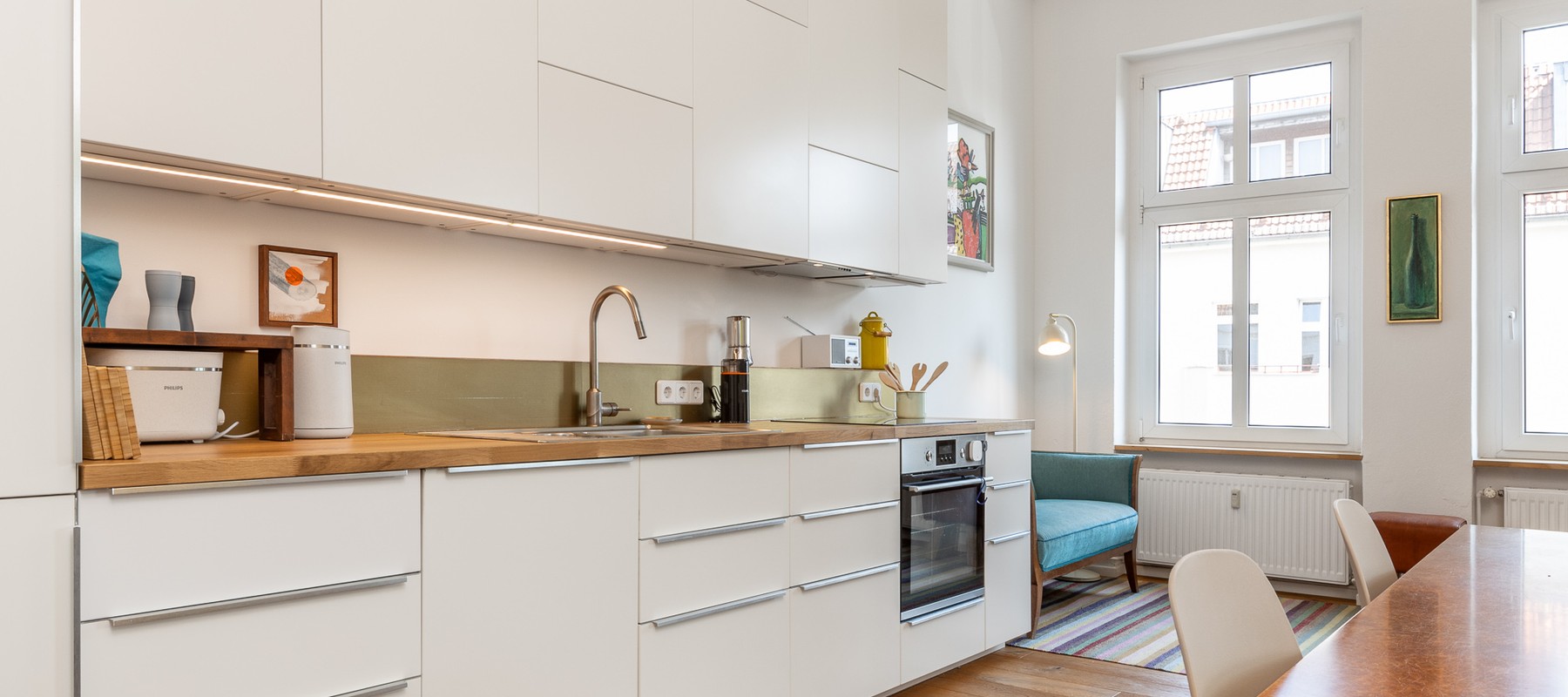 Moderne Einbauküche mit Herd, Spüle und Oberschränken Moderne Einbauküche mit Herd, Spüle und Oberschränken