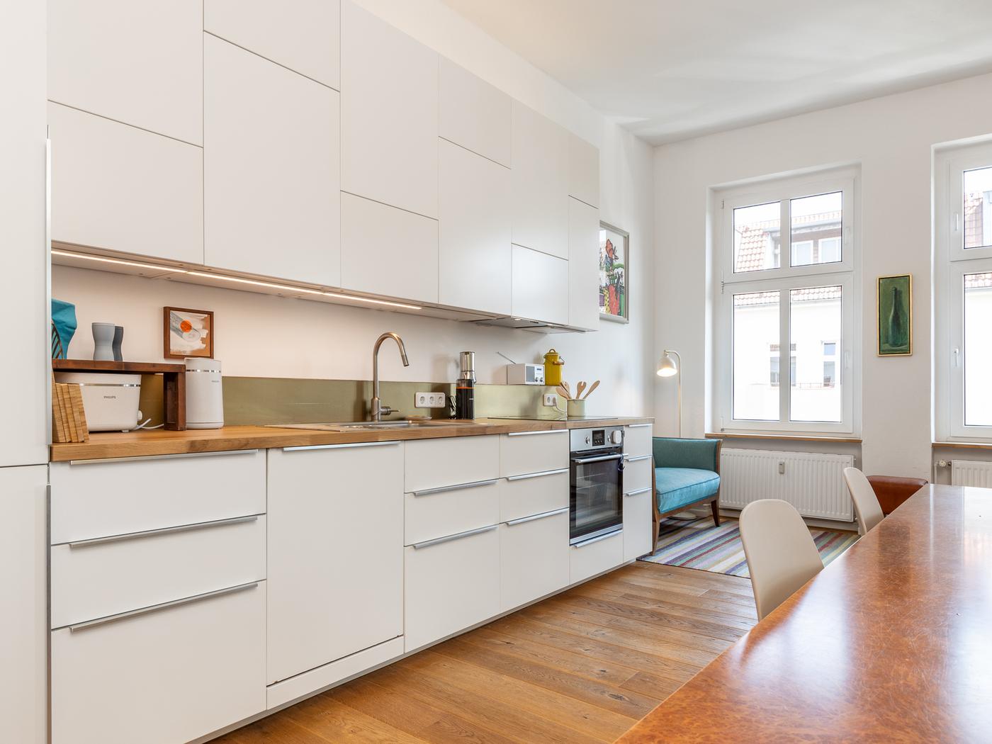 Moderne Einbauküche mit Herd, Spüle und Oberschränken Moderne Einbauküche mit Herd, Spüle und Oberschränken