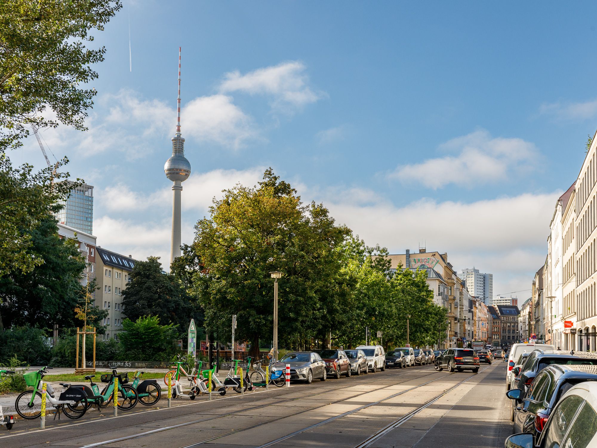 Seitenstraße mit Blick auf den Fernsehturm 