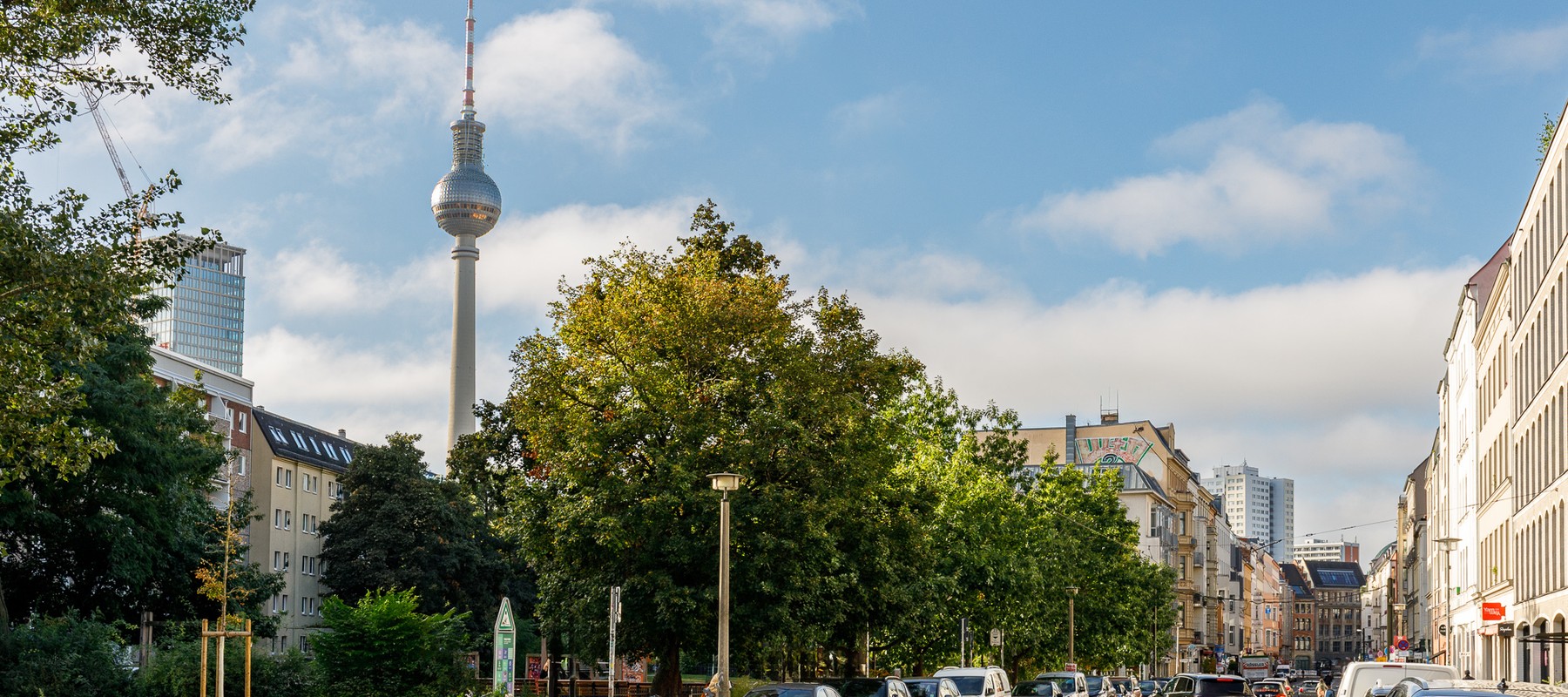 Seitenstraße mit Blick auf den Fernsehturm Seitenstraße mit Blick auf den Fernsehturm
