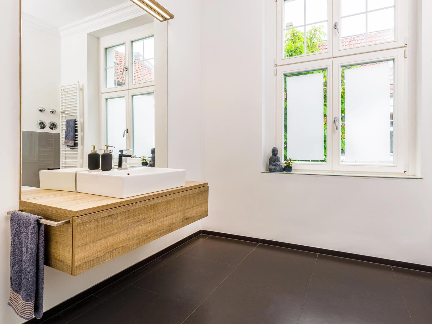 Modernes Duschbad mit Fußbodenheizung Modernes Duschbad mit Fußbodenheizung