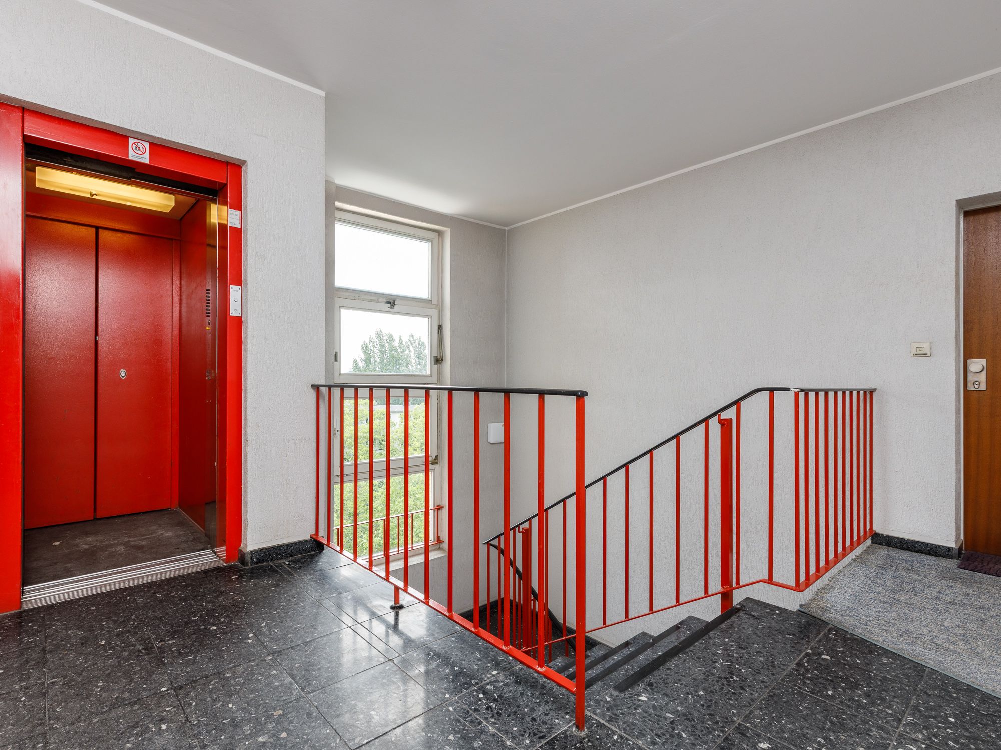 Treppenhaus mit Fahrstuhl 