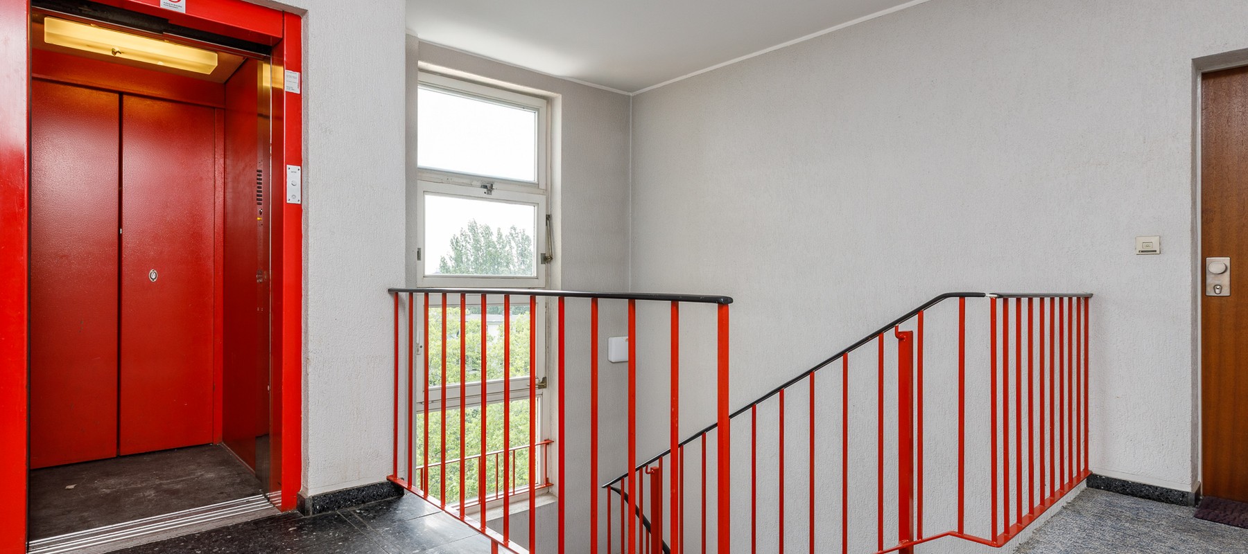 Treppenhaus mit Fahrstuhl Treppenhaus mit Fahrstuhl