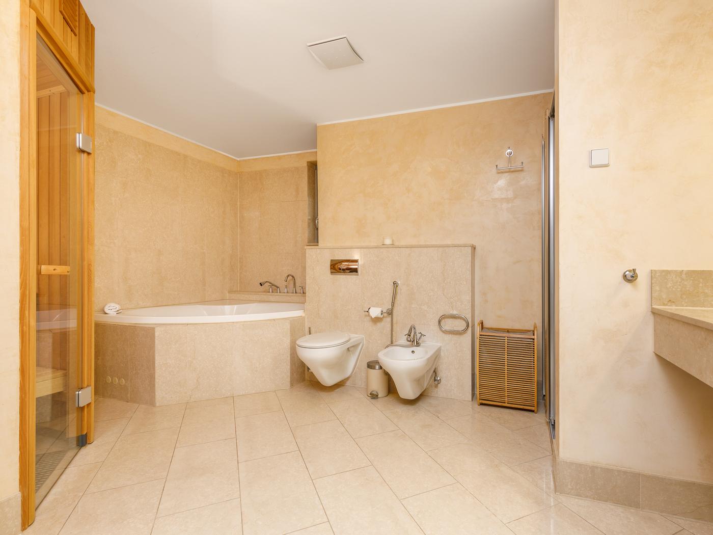 Großzügiges Masterbad mit Bidet, Dusche und Wanne  Großzügiges Masterbad mit Bidet, Dusche und Wanne