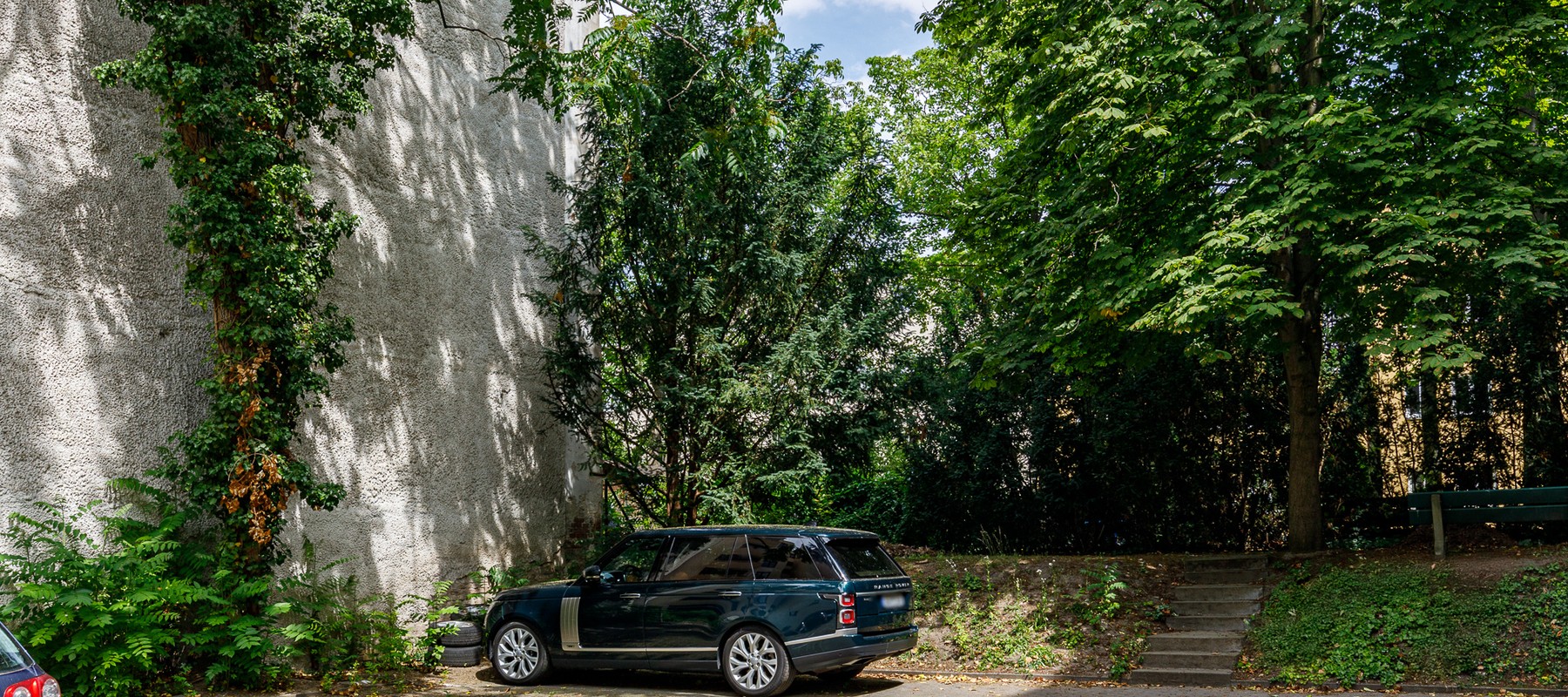 Gesicherter Außenstellplatz im Innenhof mit viel Platz Gesicherter Außenstellplatz im Innenhof mit viel Platz