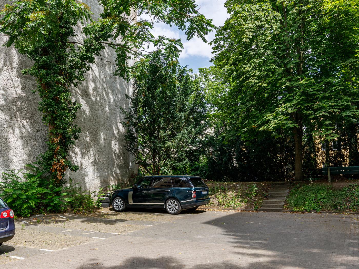 Gesicherter Außenstellplatz im Innenhof mit viel Platz Gesicherter Außenstellplatz im Innenhof mit viel Platz