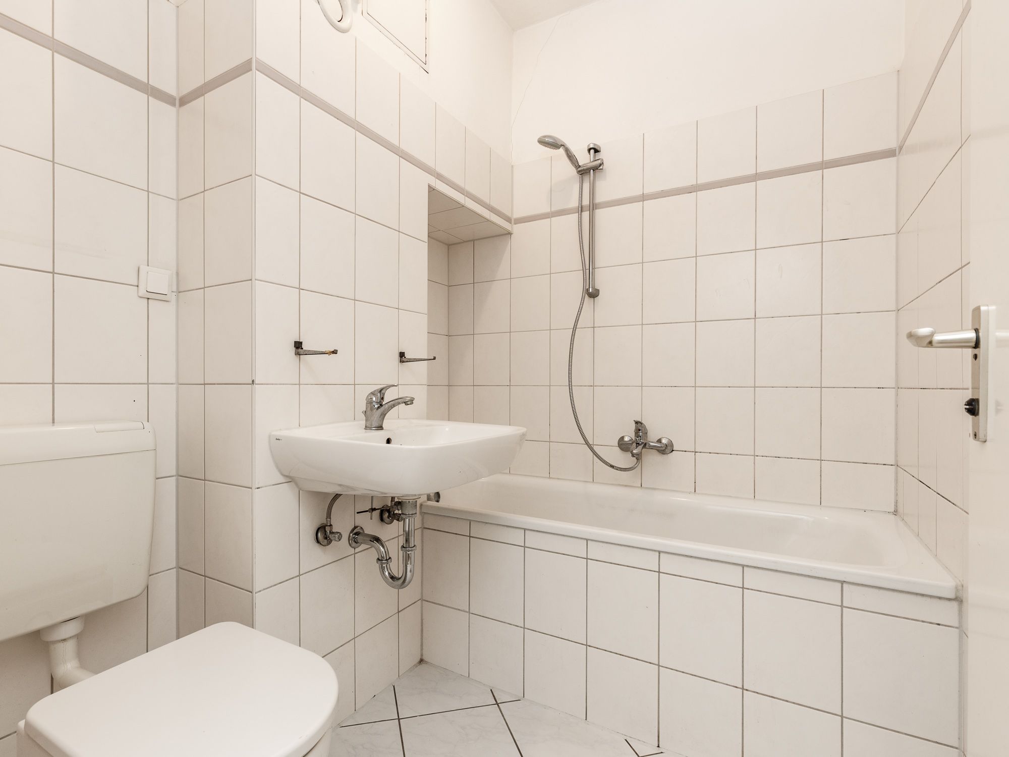 Innenliegendes Wannenbad mit Duschfunktion