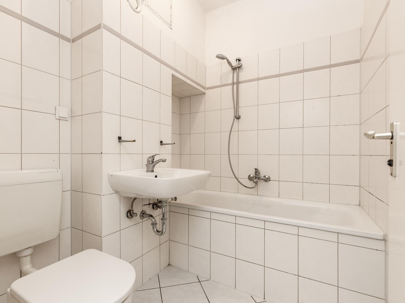 Innenliegendes Wannenbad mit Duschfunktion Innenliegendes Wannenbad mit Duschfunktion