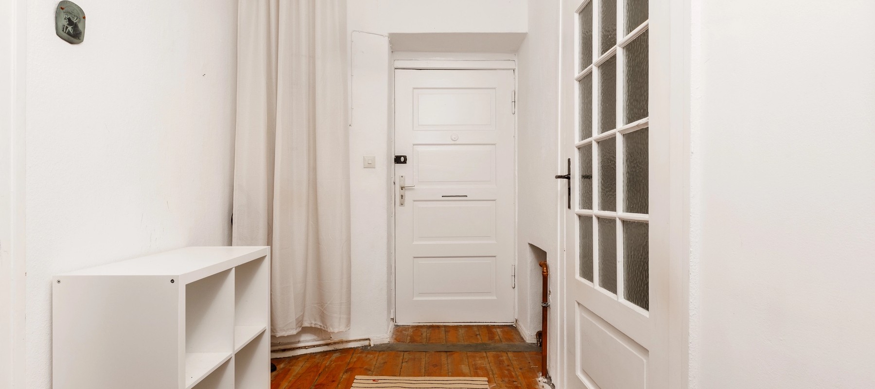 Eingangsbereich mit Schuhschrank und Abstellraum Eingangsbereich mit Schuhschrank und Abstellraum