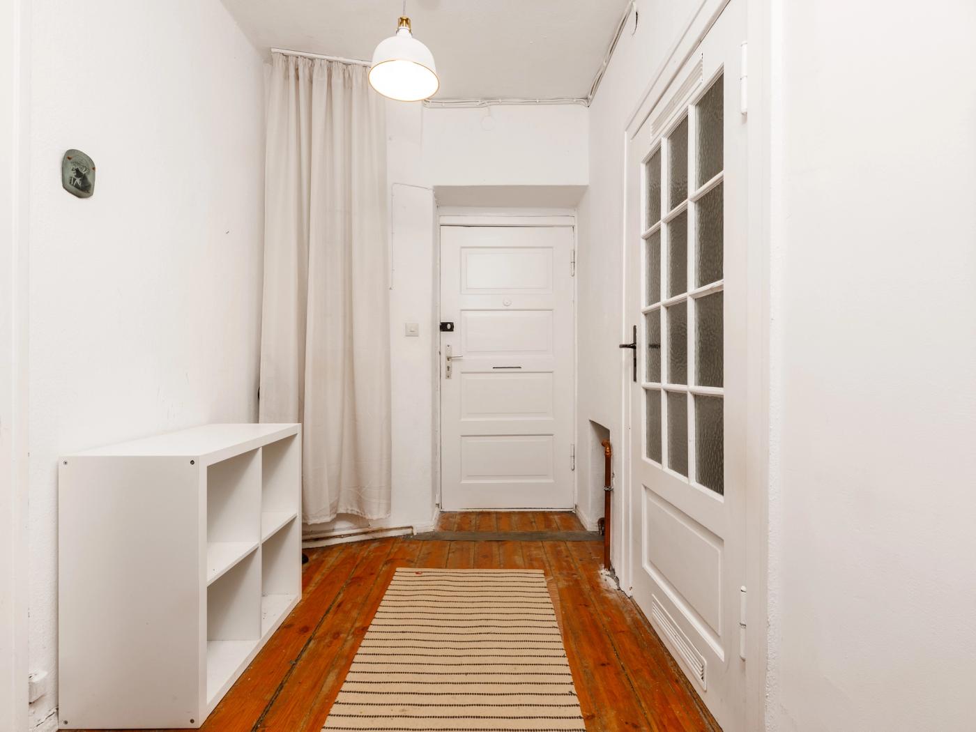 Eingangsbereich mit Schuhschrank und Abstellraum Eingangsbereich mit Schuhschrank und Abstellraum