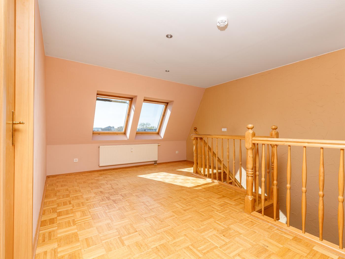 Durchgangszimmer mit Arbeitsbereich Durchgangszimmer mit Arbeitsbereich