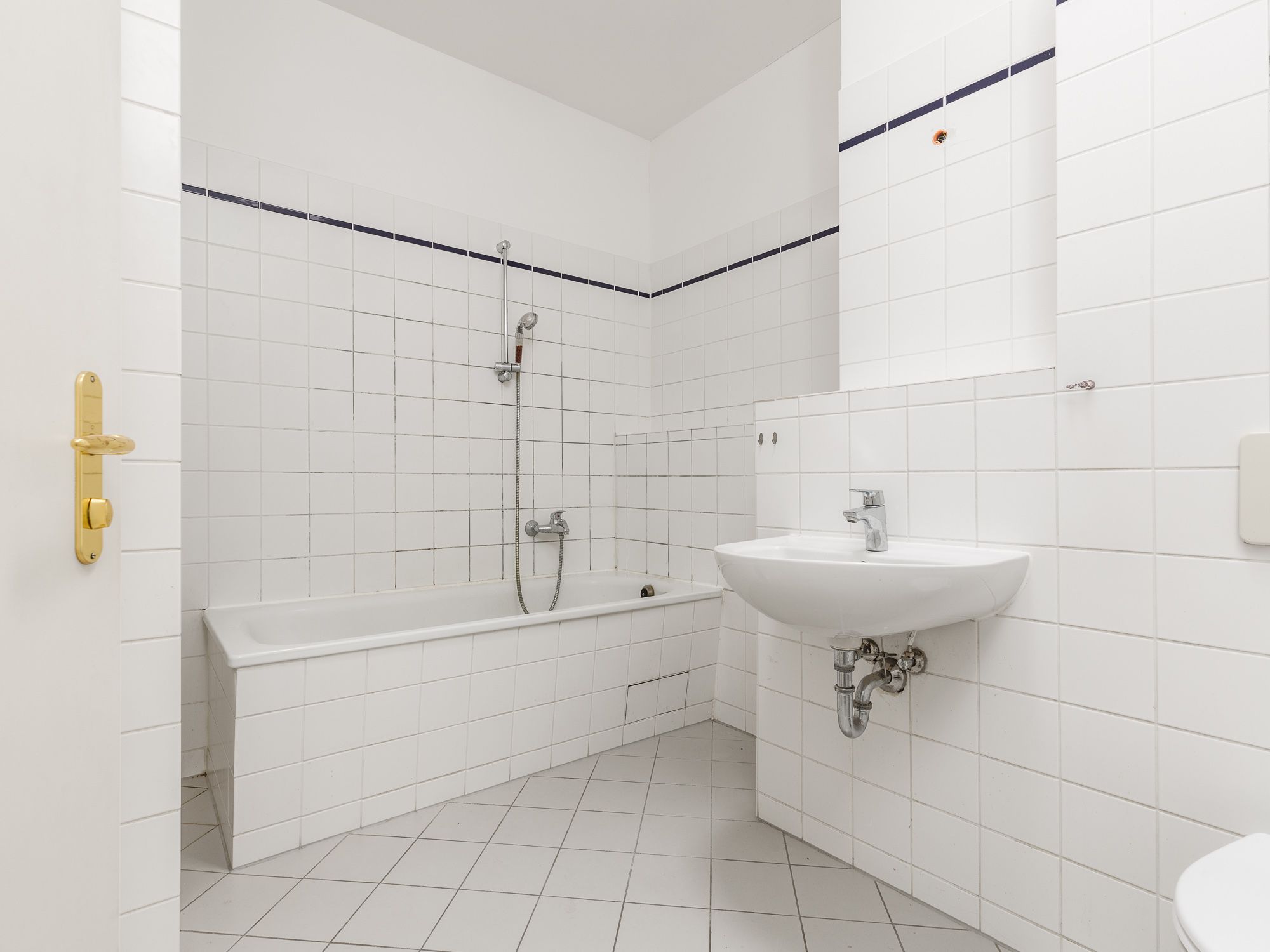 Wannenbad mit Duschfunktion und Oberlicht 