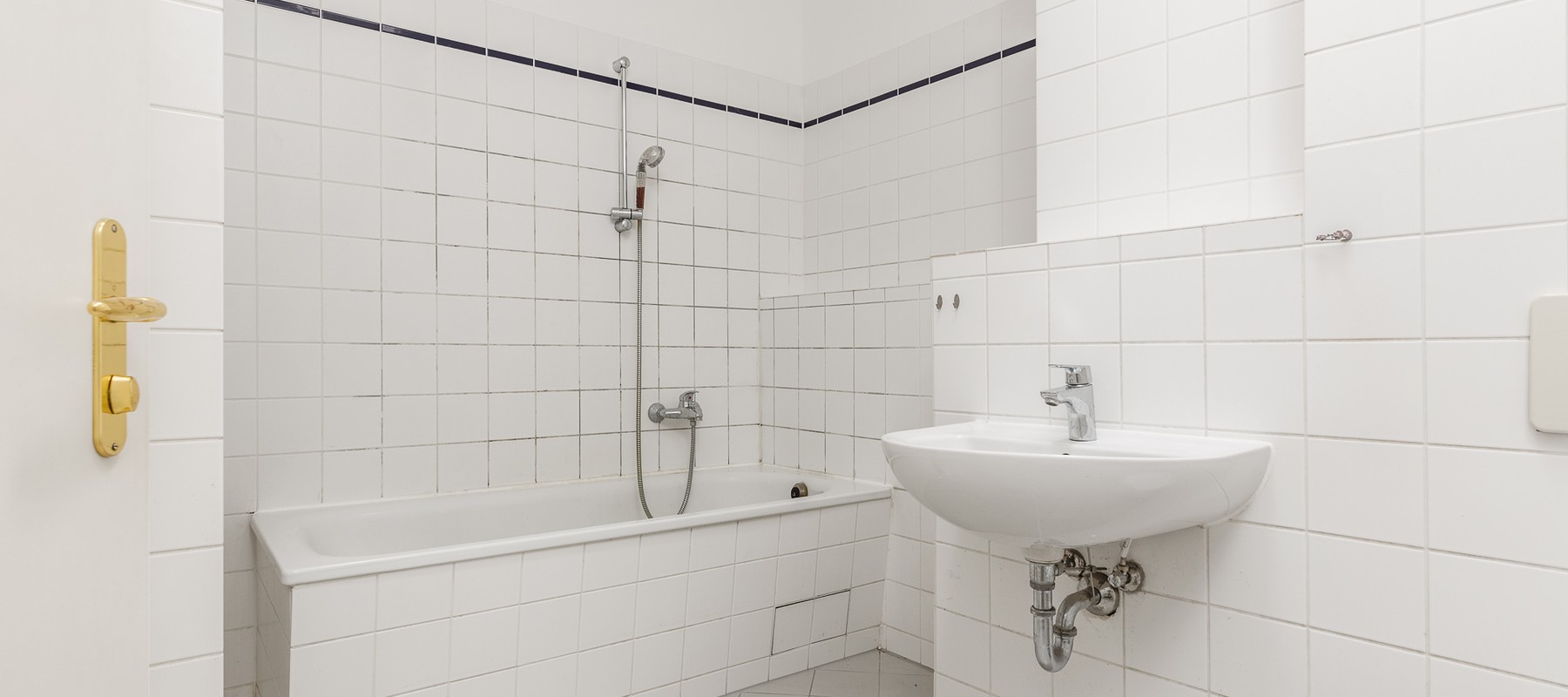 Wannenbad mit Duschfunktion und Oberlicht Wannenbad mit Duschfunktion und Oberlicht